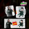 Taza de cerámica con diseño de Loki en versión animada y pelicula, junto al logo de Marvel Comic, incluye el diseño completo para mirar