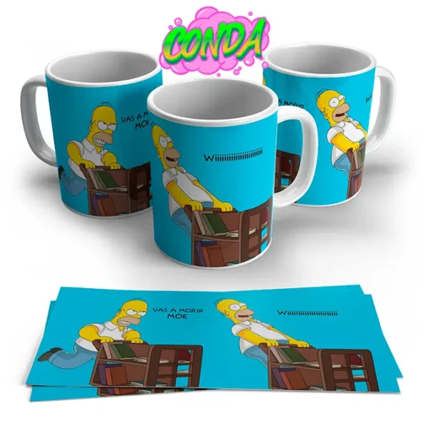 Taza de cerámica con la imagen de Homero Simpson y la frase "Vas a morir Moe... wiiiiii" de Los Simpson fondo celeste