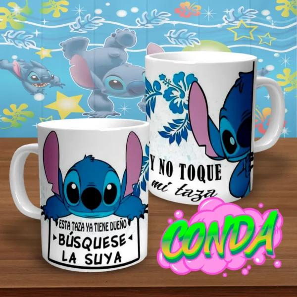 "Taza de cerámica con diseño de Stitch en azul, con la frase 'Esta taza ya tiene dueño, búsquese la suya' y 'Y no toque mi taza' en letras negras, destacando un mensaje divertido y protector.